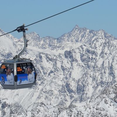The gondola in the Sölden ski area is branded with a Piz Puin motif.