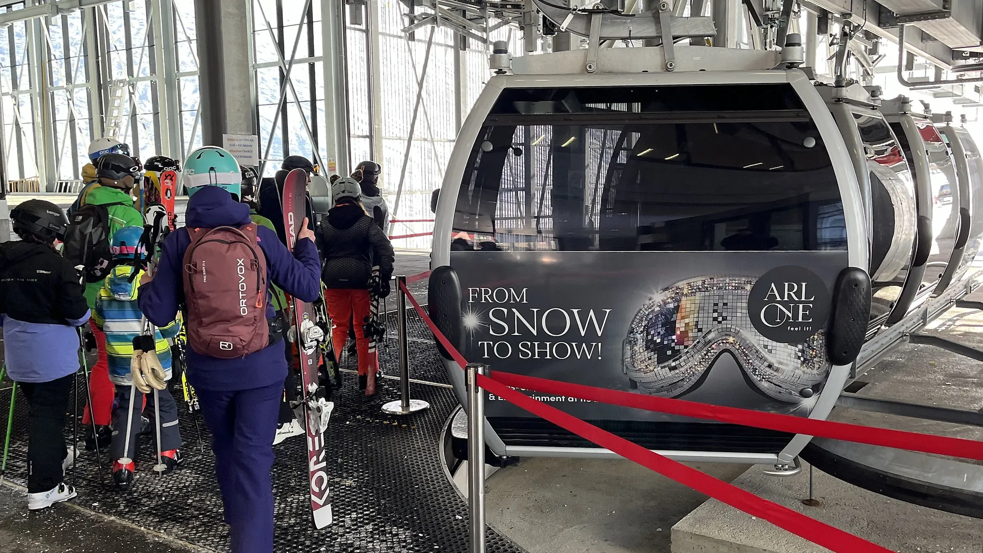 Gondeln mit Arlone-Werbung am Ski Arlberg, St. Anton