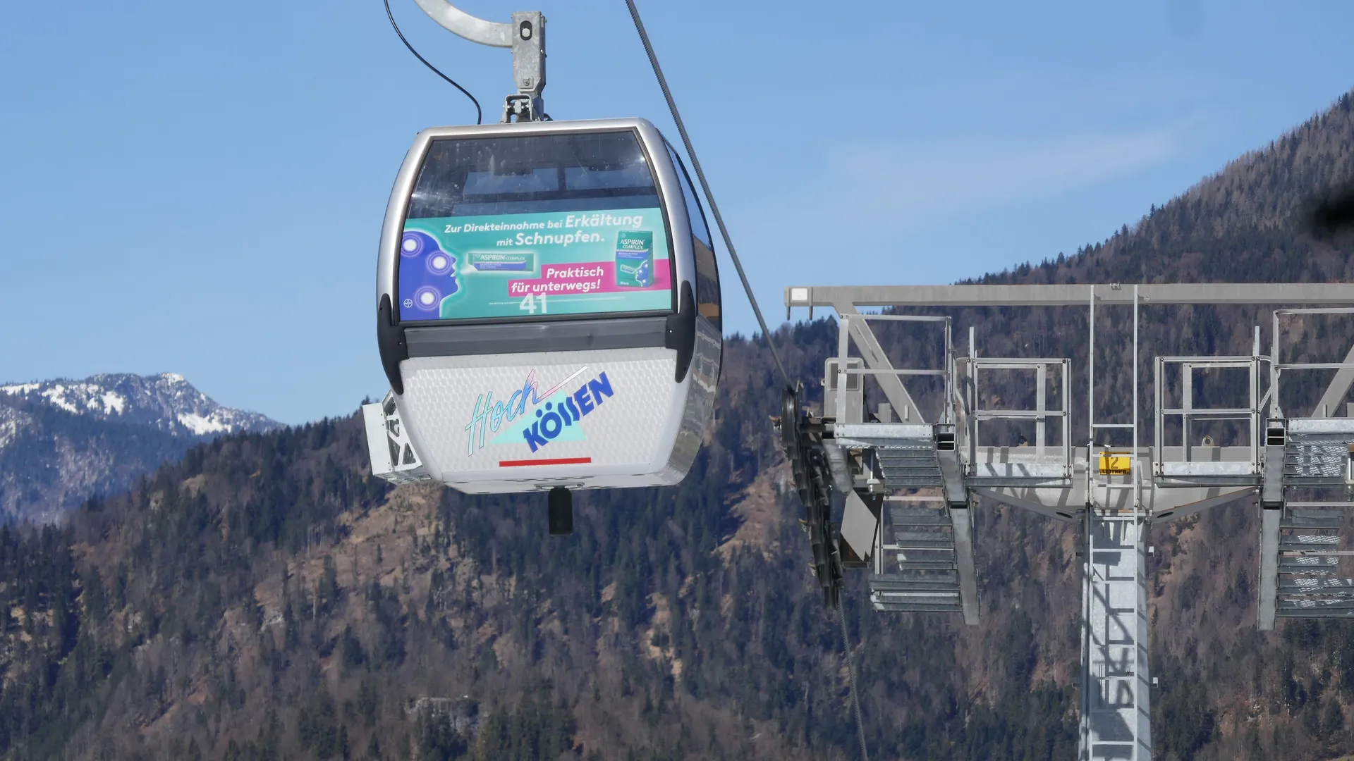 Gondeln mit Aspirin-Werbung in der Sommerbergregion Hochkössen, Kössen