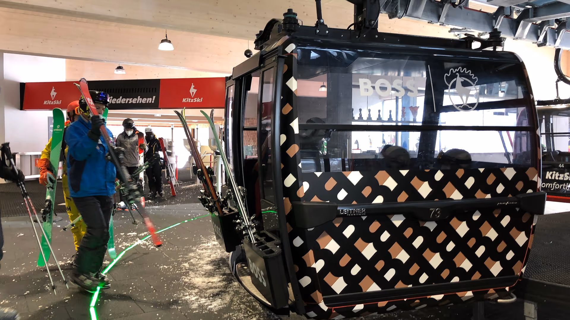 Eyecatcher Gondelbranding von BOSS im Skigebiet KitzSki in Kitzbühel, Österreich