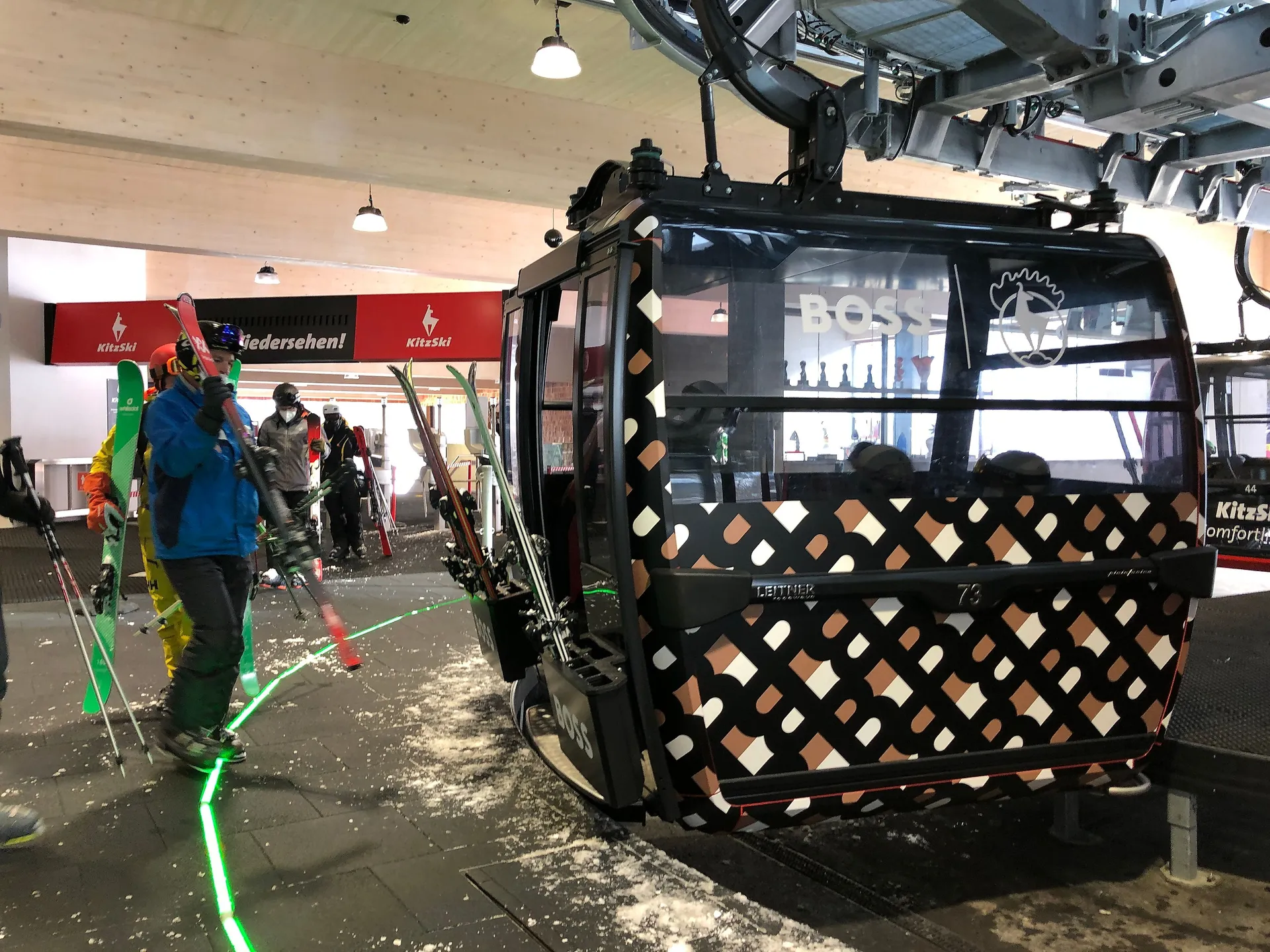 Eyecatcher Gondelbranding von BOSS im Skigebiet KitzSki in Kitzbühel, Österreich