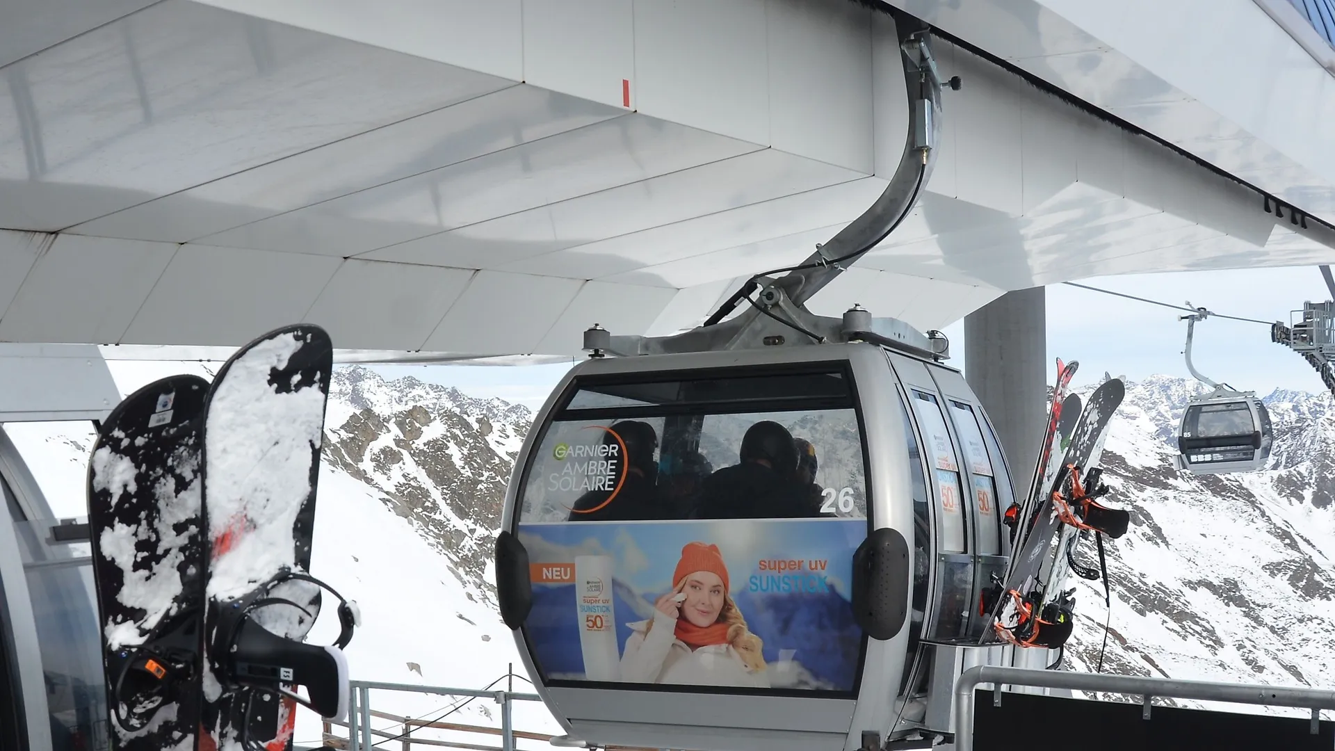 Gondeln mit Branding der Marke Garnier für Ambre Solair Sonnenschutzprodukte im Skigebiet Sölen