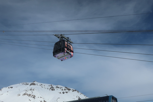 Die Gondel im Skigebiet ist mit einem Sujet der Marke Lindeberg gebrandet.