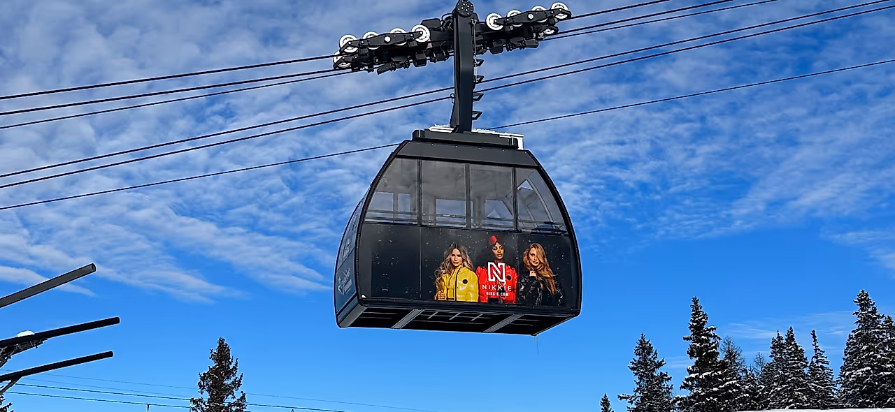 Die Gondel im Skigebiet Seefeld in Tirol wurde mit einem Sujet der Marke Nikki gebrandet.