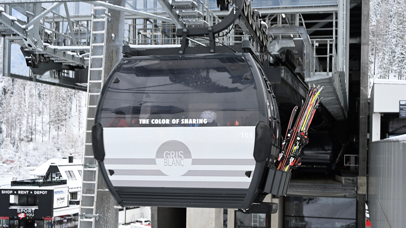 Branding einer Gondel außen mit Gris Blanc-Sujet an der Giggijochbahn im Skigebiet Sölden, Tirol, Austria