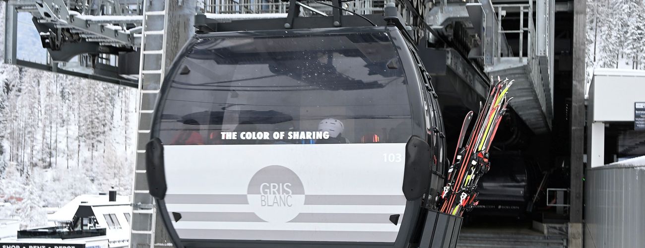 Branding einer Gondel außen mit Gris Blanc-Sujet an der Giggijochbahn im Skigebiet Sölden, Tirol, Austria
