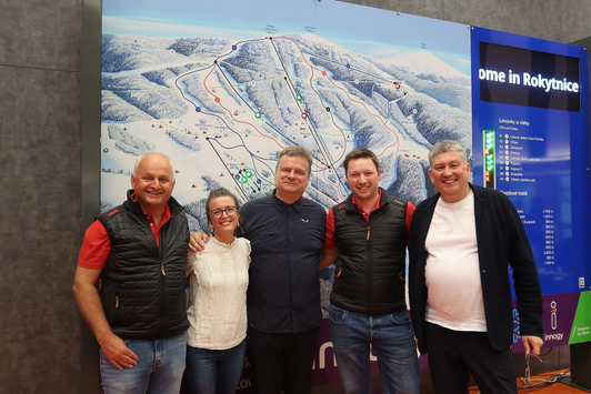 Gruppenfoto mit Milan Jurdik, Geschäftsführer von sitour Tschechien (Mitte), gemeinsam mit den Gästen aus Kitzbühel – Christian Wörister und Stefan Niedermühlbichler – sowie den Geschäftsführern von sitour Österreich und Italien, Aude Garnier und Michael Mattesich