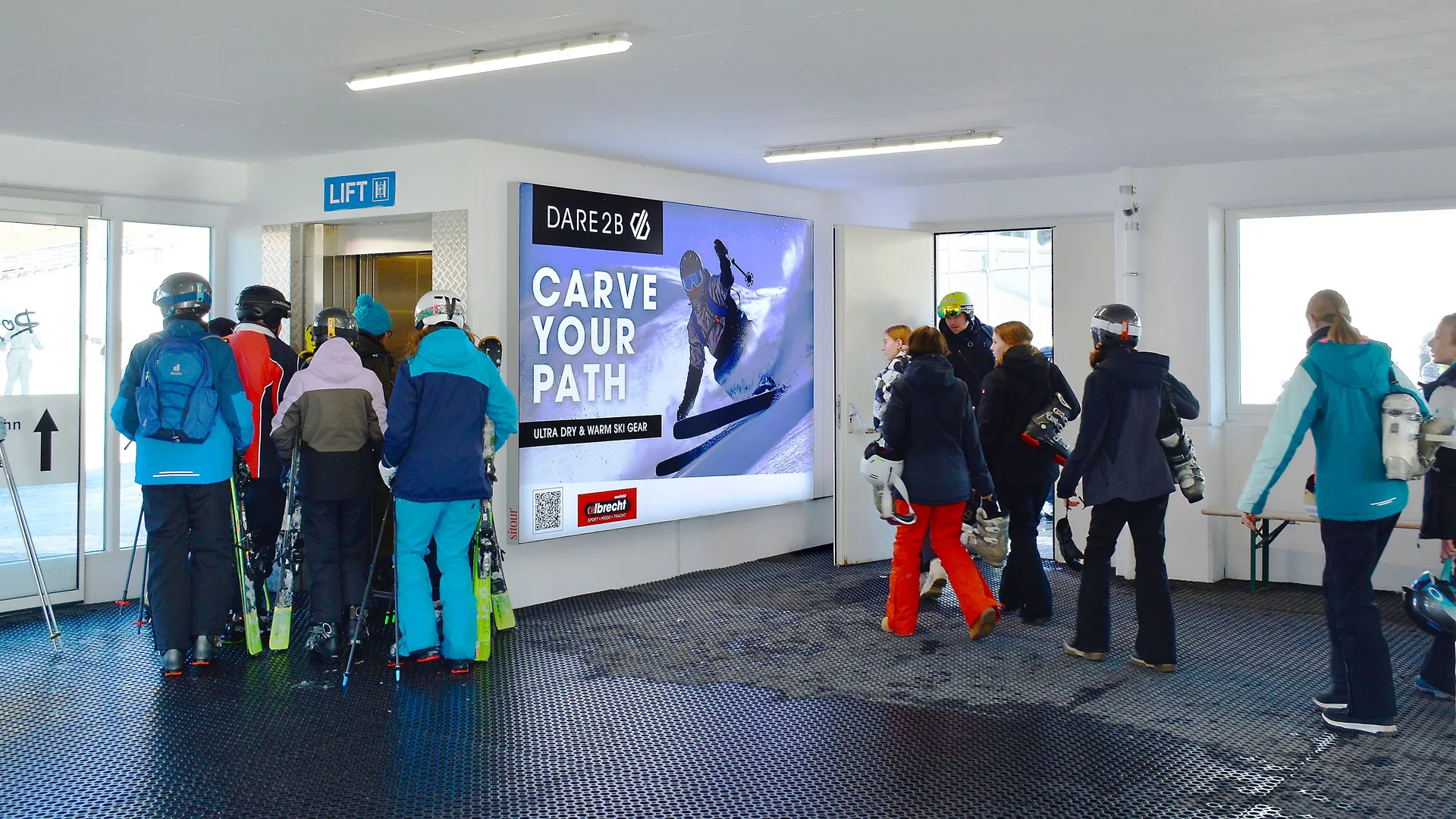 Indoor Impact mit Dare2B-Sujet an der Rolltreppe im Parkhaus im Skigebiet Rosshütte, Seefeld in Tirol