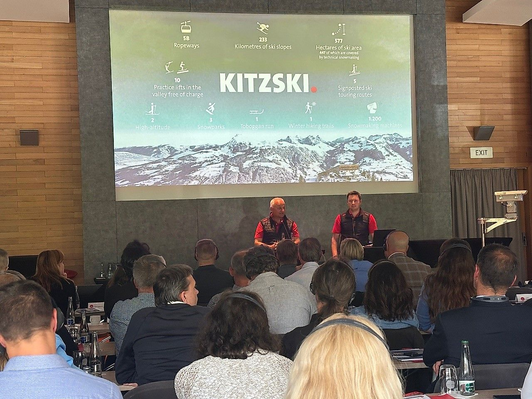 Christian Wörister und Stefan Niedermühlbichler von den Kitzbüheler Bergbahnen präsentieren bei der Konferenz in Špindlerův Mlýn das Skigebiet KitzSki.