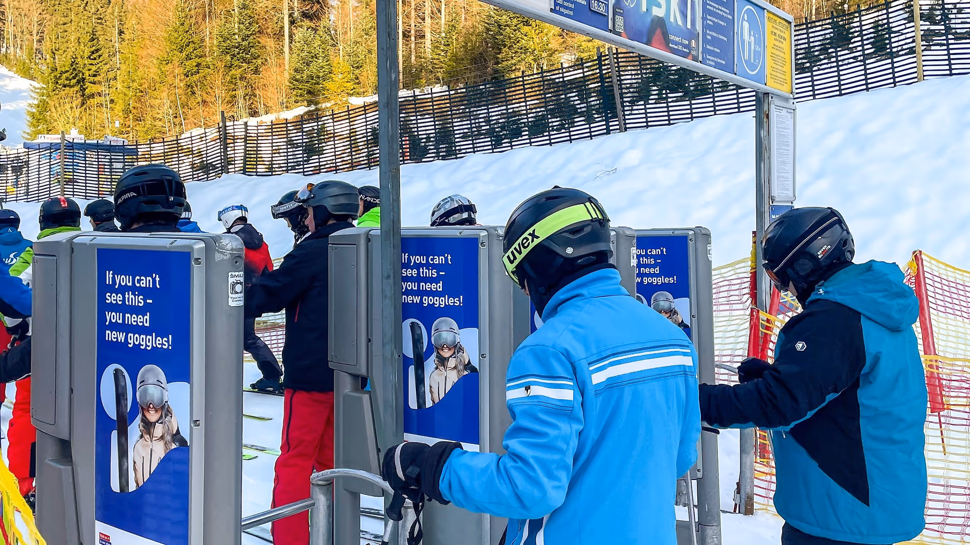 Drehkreuz-Werbung Intersport-Skibrillen im Skigebiet Hochficht