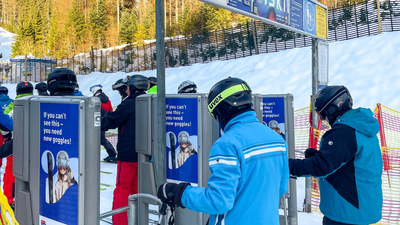 Drehkreuz-Werbung Intersport-Skibrillen im Skigebiet Hochficht
