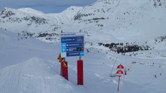 LED Module auf Pistenleitsystem (grüner Haken für geöffnete Seilbahn) im Skigebiet Galtür
