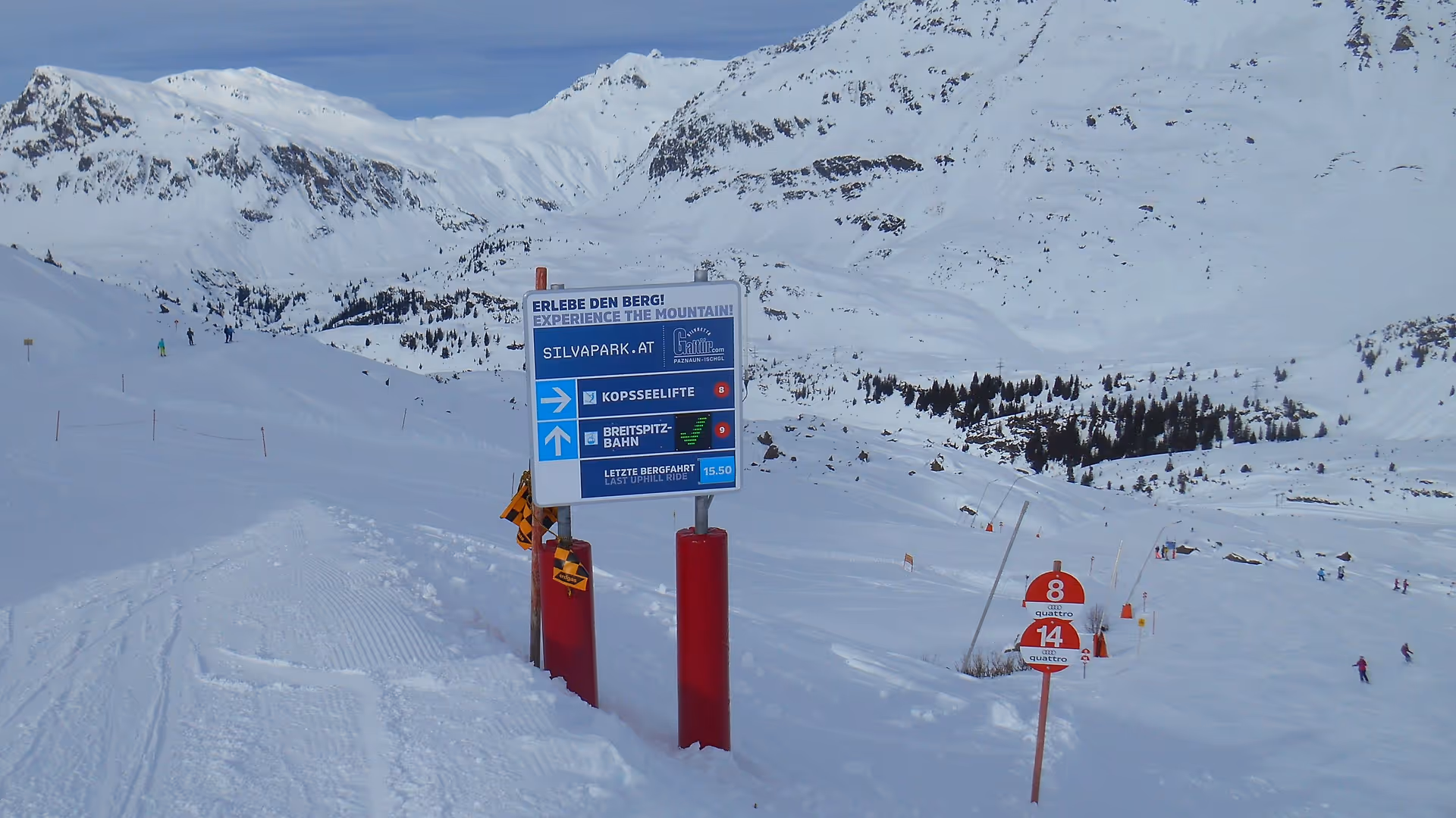 LED Module auf Pistenleitsystem (grüner Haken für geöffnete Seilbahn) im Skigebiet Galtür