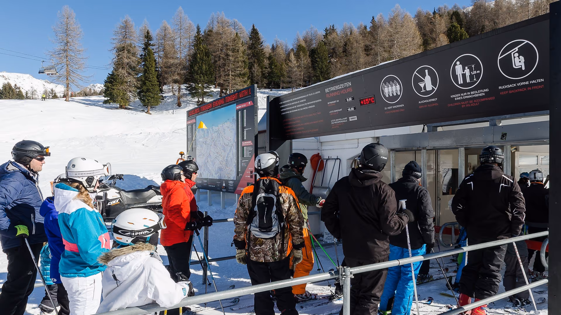 LED-Module auf Zugangsportal und Panorama-Infoanlage (LED-Anzeige für Uhrzeit/Temperatur, LED Laufschrift) im Skigebiet Ischgl