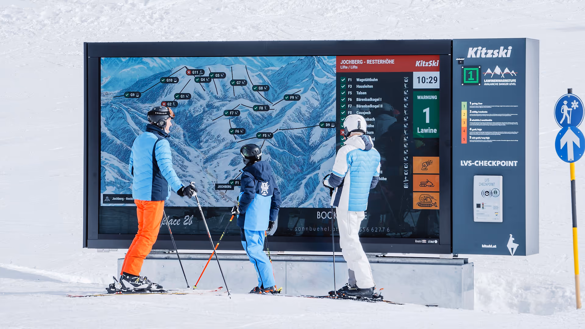 LED-Videowall mit Informationen zu Seilbahnen und Liften und FreerideCheckpoint im Skigebiet KitzSki, Kitzbühel