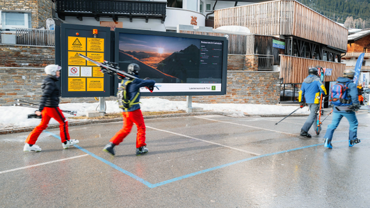 LED Videowall mit Content zur Infrastruktur, zum Wetter inkl. Lawinenwarnstufe und statischer Hinweistafel für Sicherheitsinformationen