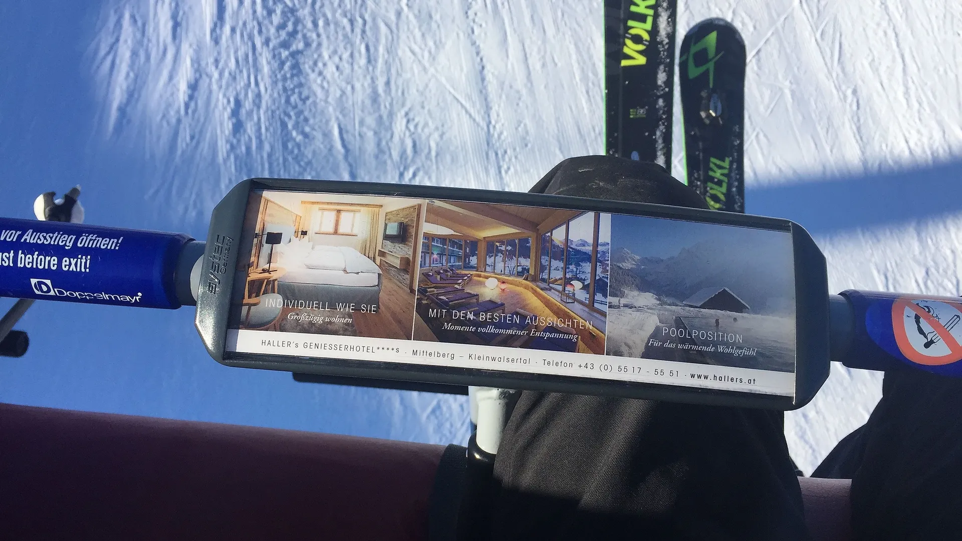 Haller's Genießerhotel-Branding auf Sesselliftbügeln im Skigebiet Oberstdorf Kleinwalsertal