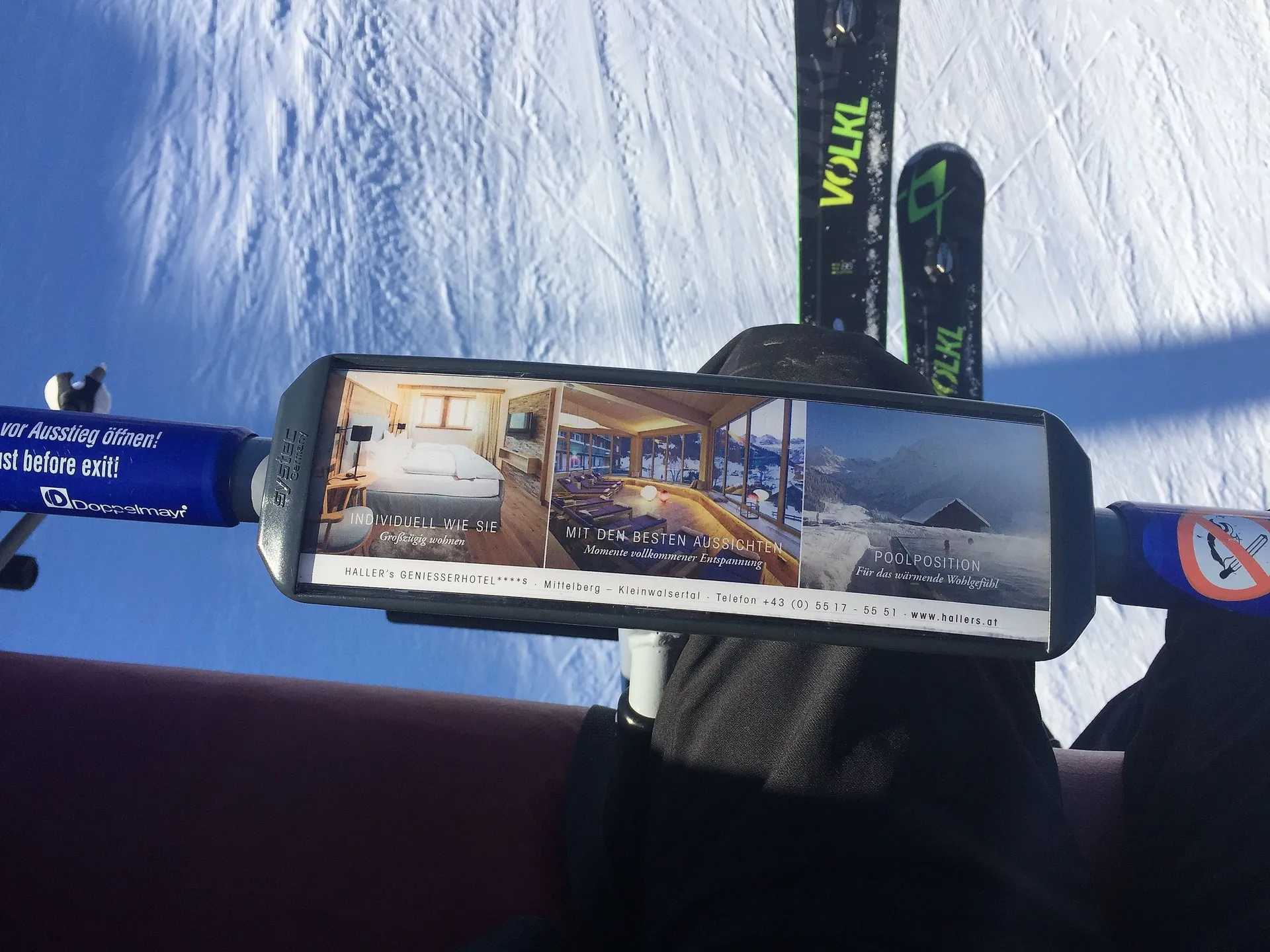 Haller's Genießerhotel-Branding auf Sesselliftbügeln im Skigebiet Oberstdorf Kleinwalsertal