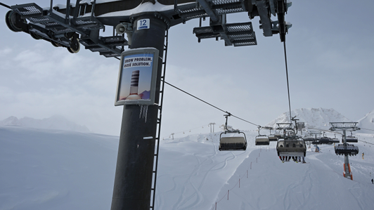 Liftstützenplakat mit einem Gric Blanc-Sujet an der Hainbachkarbahn im Skigebiet Sölden, Tirol Austria