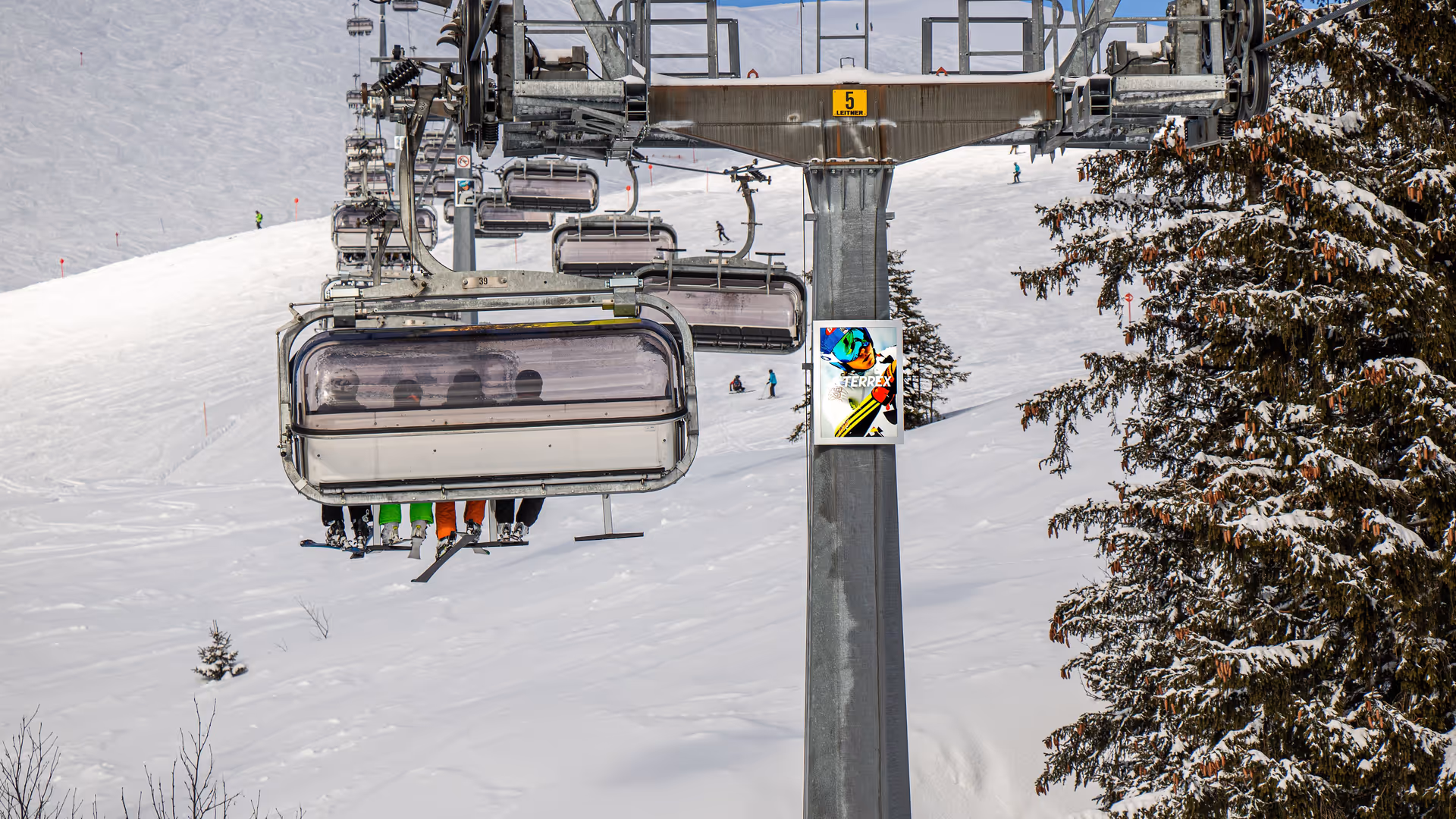 Werbung von Adidas Terrex auf den Liftstützen in deutschen Skigebieten
