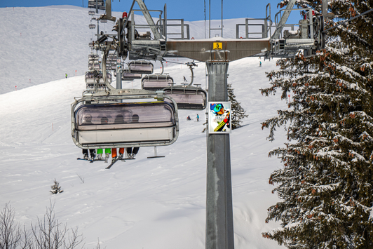 Werbung von Adidas Terrex auf den Liftstützen in deutschen Skigebieten