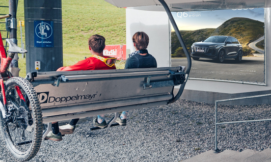 Megaboard mit Audi-Sommersujet im Skigebiet KitzSki, Kitzbühel