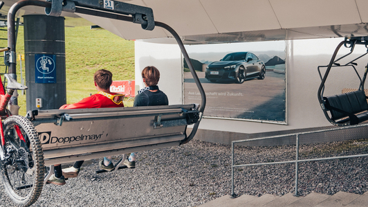 Megaboard Audi an der Außenwand einer Talstation im Skigebiet KitzSki, Kitzbühel