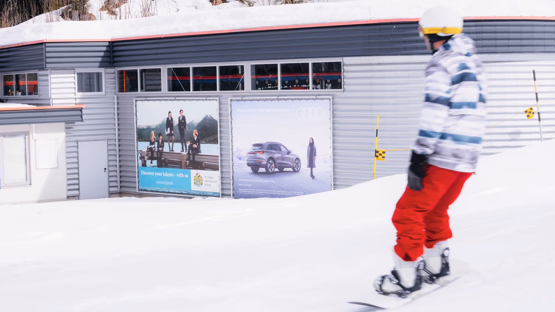 Megaboards als Wandbesfestigung mit je einem Sujet von Audi und St. Gilgen International School im Skigebiet KitzSki, Kitzbühel