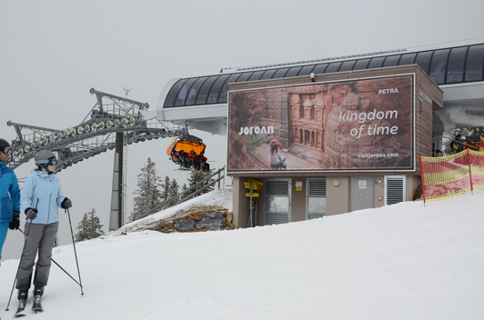 Megaboard mit Jordan Tourismus-Sujet im Skigebiet Hochkönig, Mühlbach