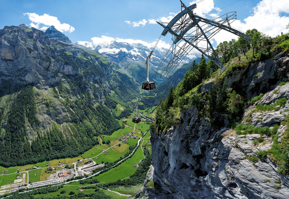 Die modernen Gondeln der neuen Schilthornbahn 20XX vor der Kulisse des Berner Oberlandes.