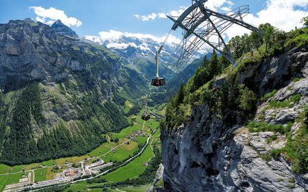Die modernen Gondeln der neuen Schilthornbahn 20XX vor der Kulisse des Berner Oberlandes.