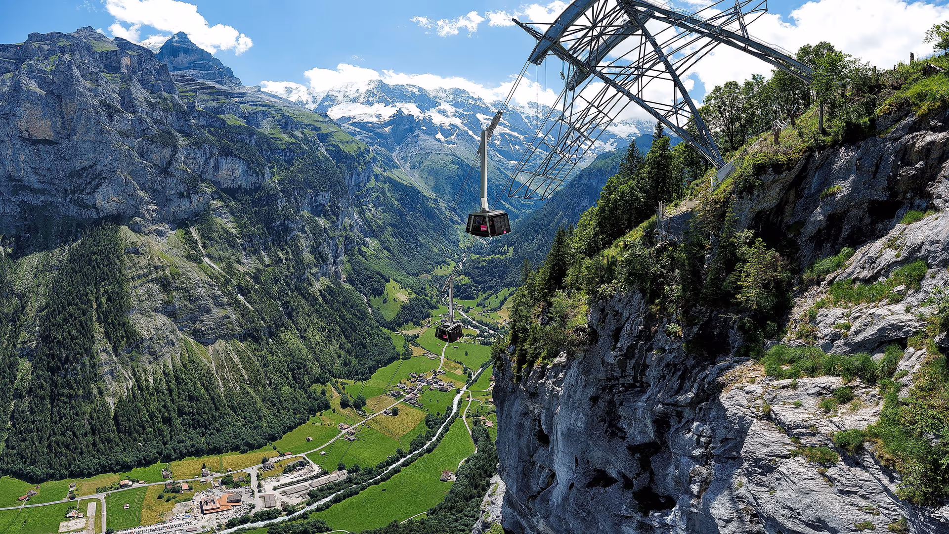Die modernen Gondeln der neuen Schilthornbahn 20XX vor der Kulisse des Berner Oberlandes.