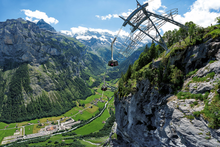 Die modernen Gondeln der neuen Schilthornbahn 20XX vor der Kulisse des Berner Oberlandes.
