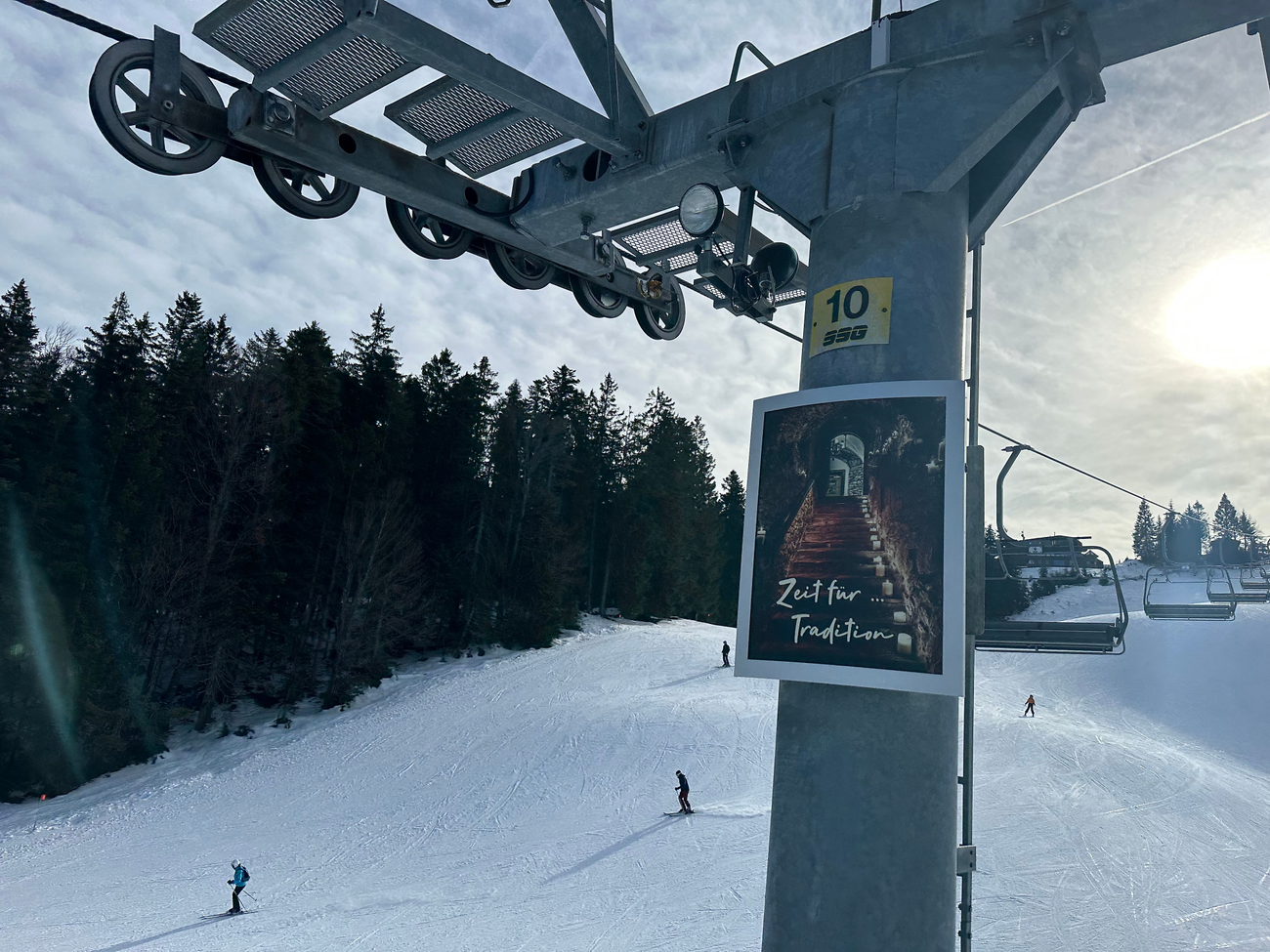 Out-of-Home Werbung des Hotel Klosterbräu an Liftstütze mit Sujet „Zeit für Tradition“