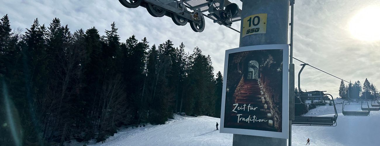 Out-of-Home Werbung des Hotel Klosterbräu an Liftstütze mit Sujet „Zeit für Tradition“