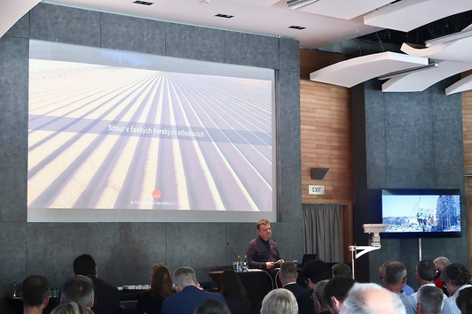 Milan Jurdik, Organisator der Konferenz, begrüßt die Gäste des Branchentreffens der tschechischen Bergregionen in Špindlerův Mlýn
