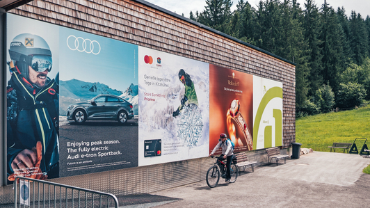 Outdoor Impacts mit Audi, Mastercard, Wellendorf und Allianz-Sujets in der Sommerbergregion KitzSki in Kitzbühel