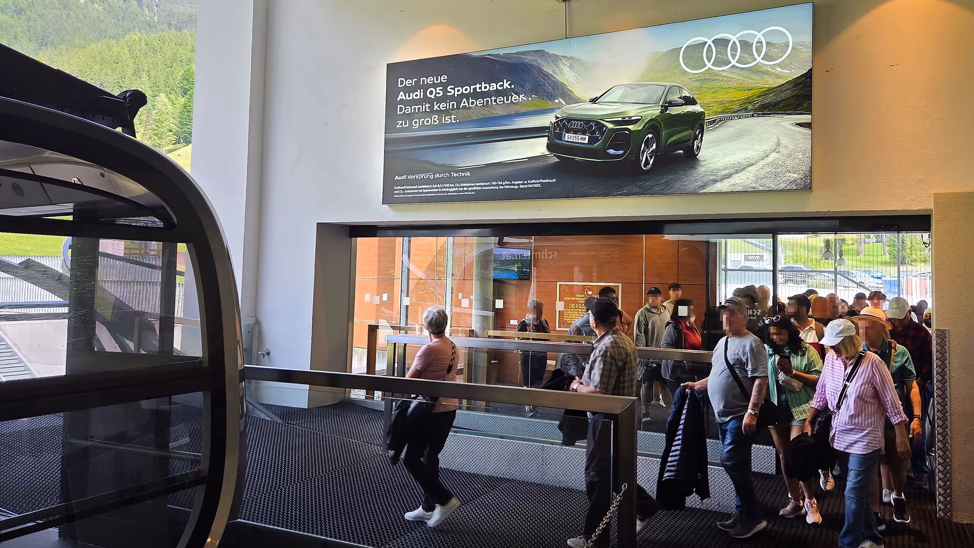 hinterleuchtetes Outdoor Impact mit Audi-Sujet an der Talstation der Schmittenhöhebahn im Skigebiet in Zell am See, Salzburg