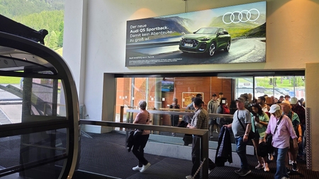 hinterleuchtetes Outdoor Impact mit Audi-Sujet an der Talstation der Schmittenhöhebahn im Skigebiet in Zell am See, Salzburg