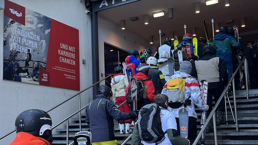 Outdoor Impact Tirol Werbung an einer Talstation im Skigebiet Ischgl