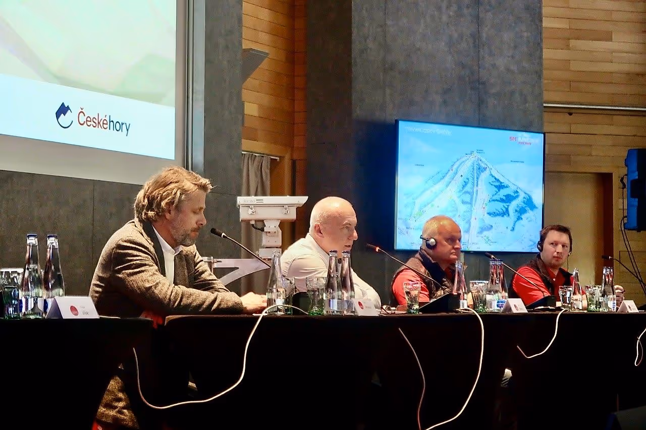 Fachpanel mit Sprechern, darunter Vertreter der Kitzbüheler Bergbahnen, bei einer Diskussionsrunde während der Konferenz der tschechischen Bergregionen