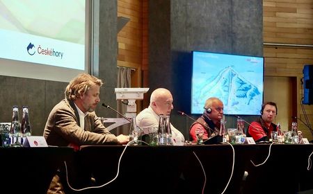 Fachpanel mit Sprechern, darunter Vertreter der Kitzbüheler Bergbahnen, bei einer Diskussionsrunde während der Konferenz der tschechischen Bergregionen
