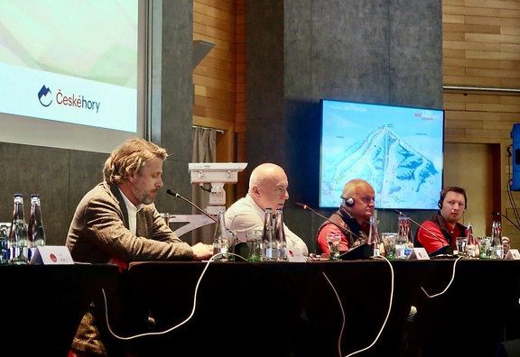 Fachpanel mit Sprechern, darunter Vertreter der Kitzbüheler Bergbahnen, bei einer Diskussionsrunde während der Konferenz der tschechischen Bergregionen