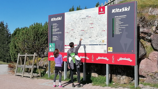 Panorama-Infoanlage mit Sommerpanoramakarte und LED-Legende in der Bergregion Kitzbühel
