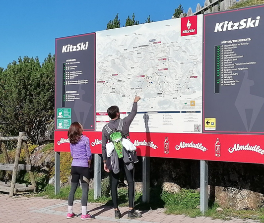 Panorama-Infoanlage mit Sommerpanoramakarte und LED-Legende in der Bergregion Kitzbühel