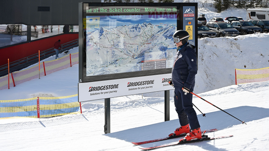 Panorama-Infoanlage mit Winterpanorama, LED Spots im Panoramabild, LED-Laufschrift und statischer Hinweistafel für Sicherheitsinfos