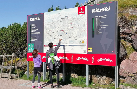 Panorama-Infoanlage mit Almdudler-Werbeleiste in der Sommerbergregion Kitzbühel