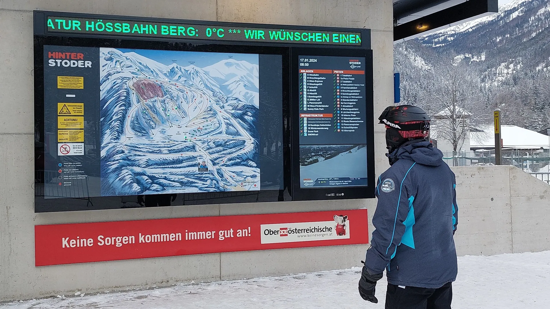 Panorama-Infoanlage mit Werbeleiste der Oberösterreichische Versicherung im Skigebiet Hinterstoder-Wurzeralm, Hinterstoder
