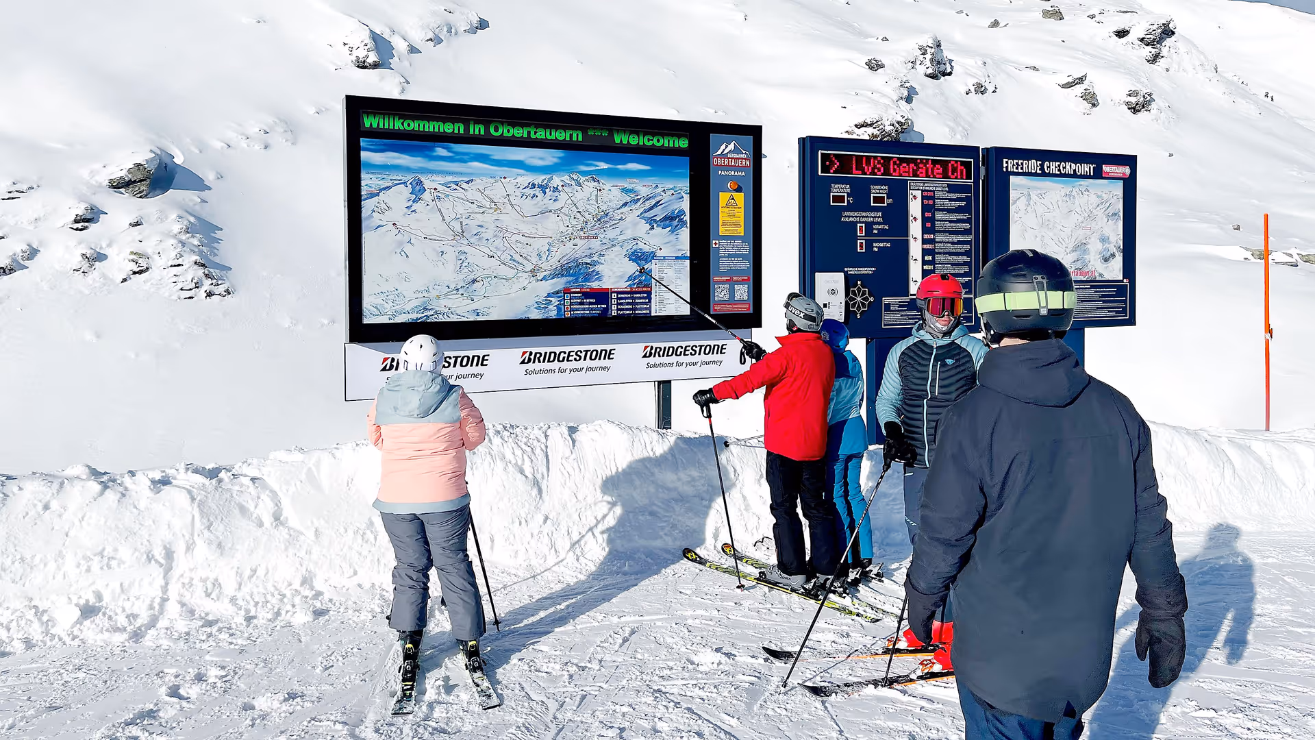 Panorama-Infoanlage mit Bridgestone-Werbeleiste im Skigebiet Obertauern