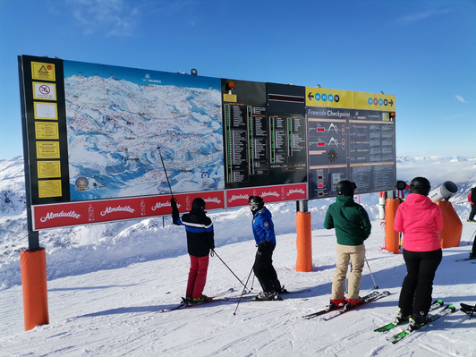 Panorama-Infoanlage mit Almdudler-Werbeleiste am Ski Arlberg, St. Christoph
